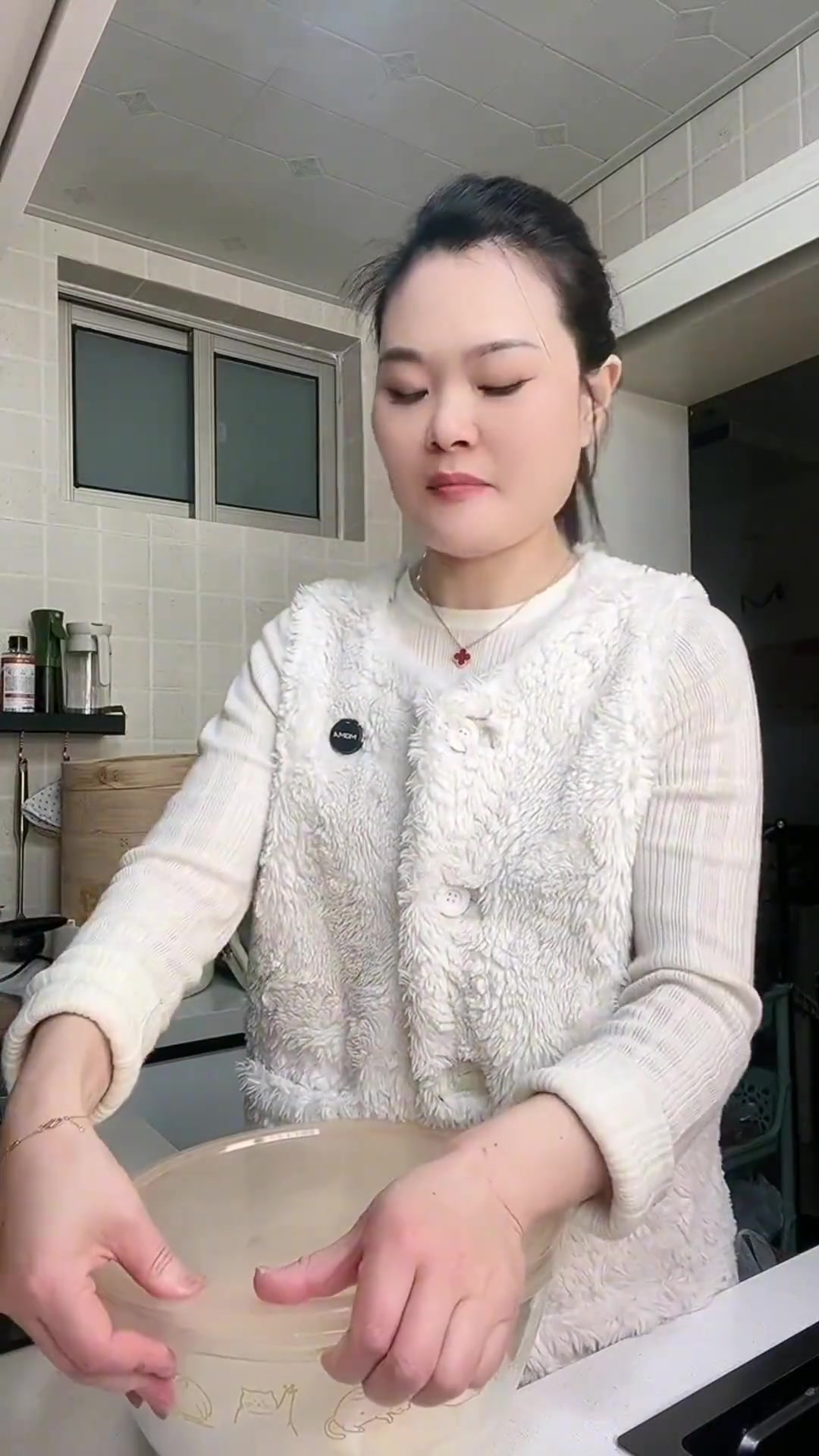 今日做老公爱吃的小鸡炖蘑菇贴饼,一锅出