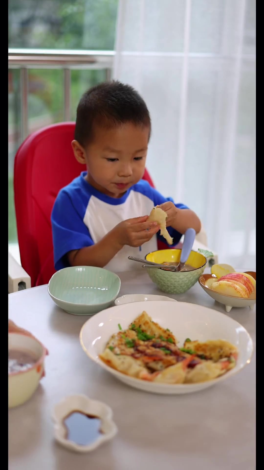 早上好!今日尝虾仁锅贴和红豆银耳粥,元气满满
