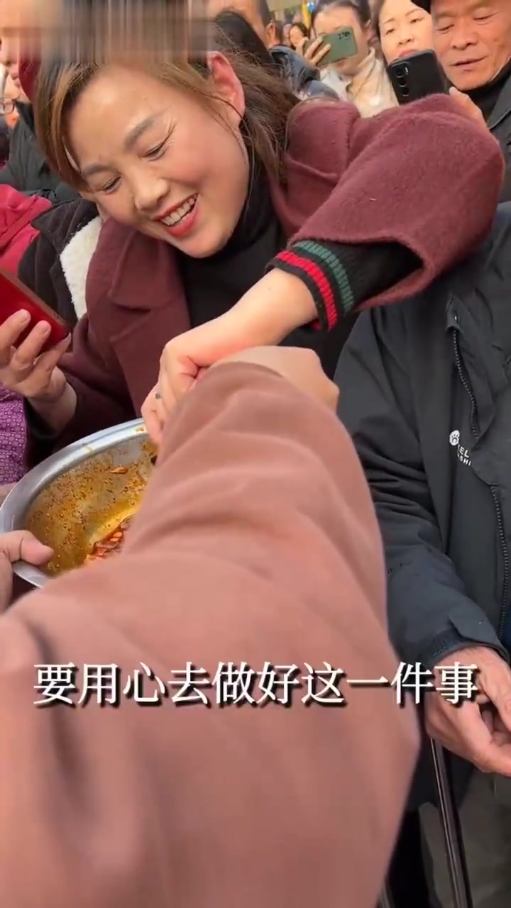 王鸡肉拍宣传视频卖惨博同情，有多少人会买单？