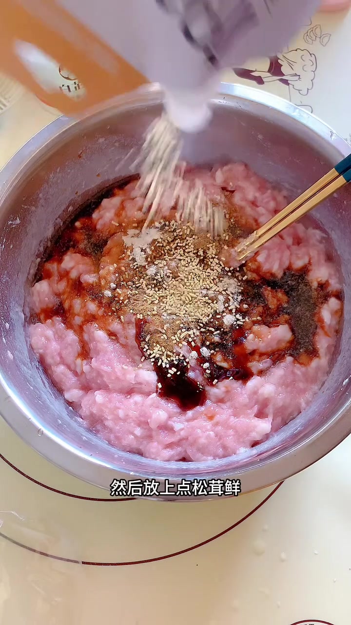 香菇鲜肉包子薄皮大馅，鲜嫩多汁超好吃