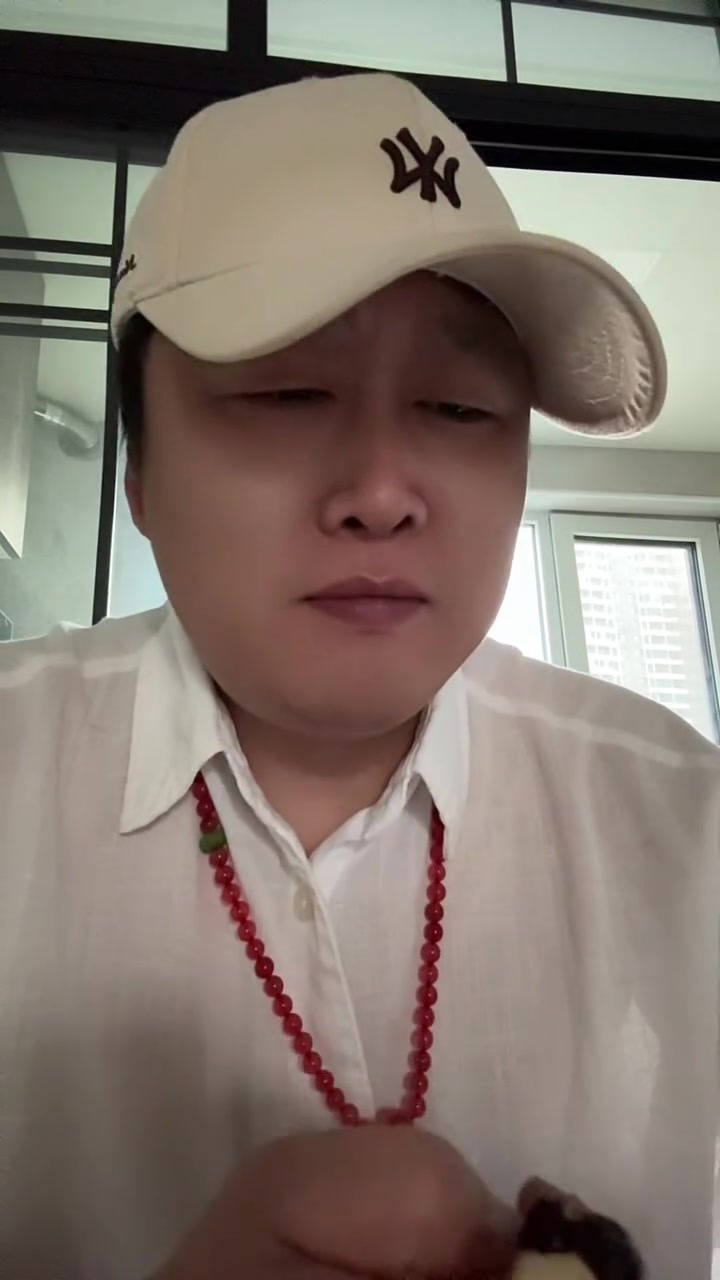 笑不活!6岁娃被“套圈公鸡”欺负,爸妈硬核反击还附赠炖鸡教程!家人们,这届家长也太好笑了!