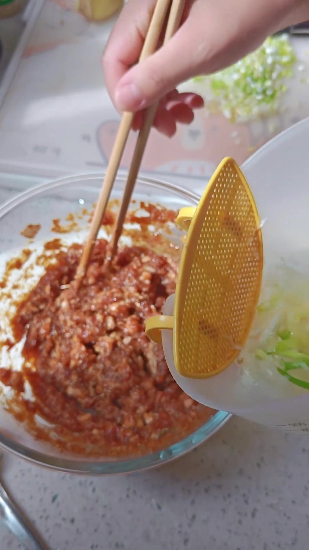 自制香菇肉馅小笼包,一次发酵面就很宣软