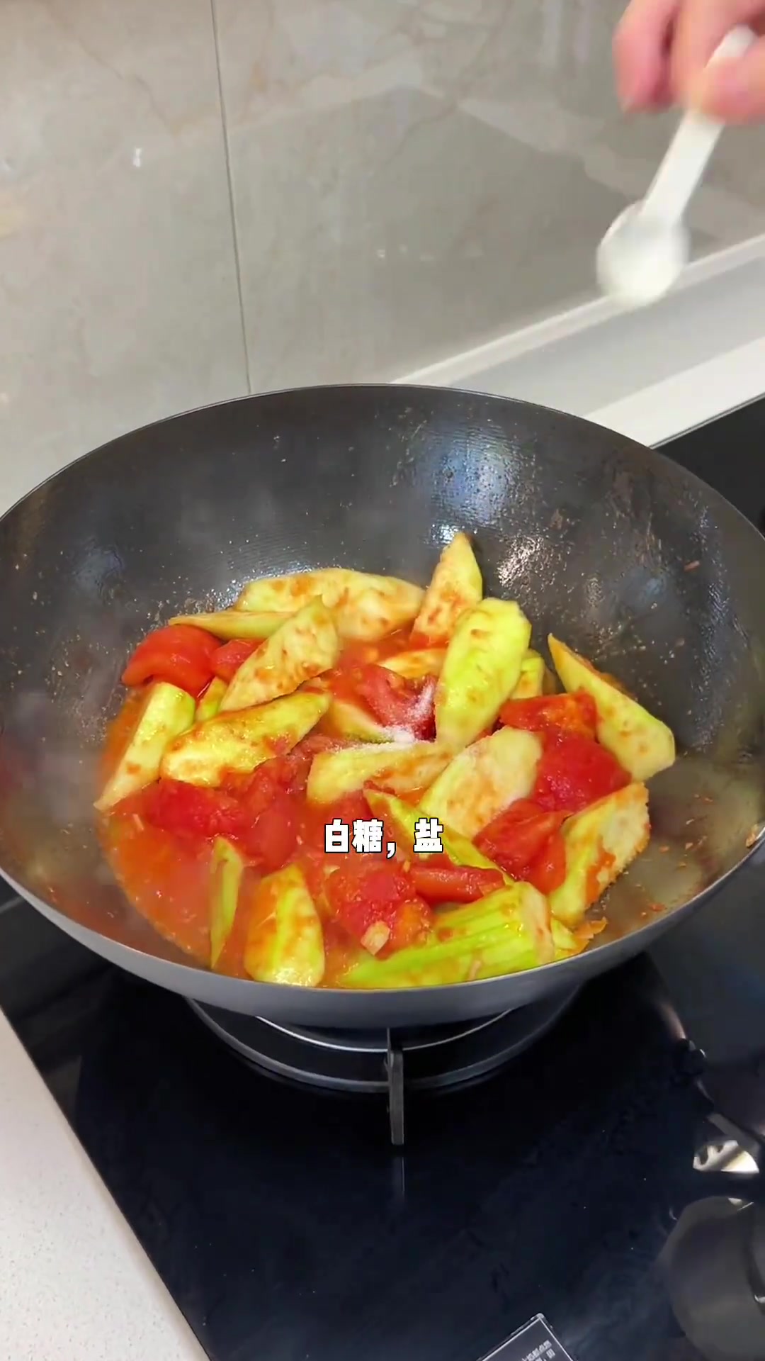 江苏人民今日食谱：丝瓜番茄烧油面筋，快去试试！