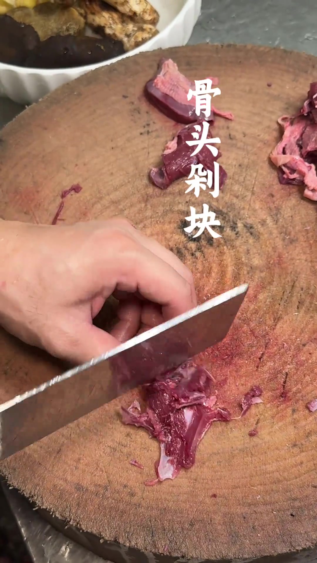 两味焗鸽子做法:腌料加生抽,用五指毛桃水增香