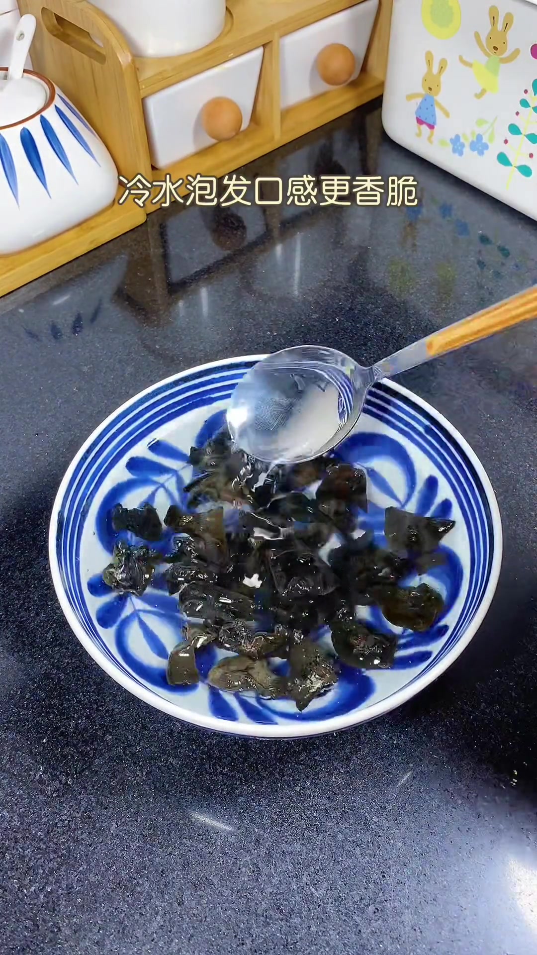 儿子超爱薏米，今日煲薏米猪骨汤，鲜美又简单