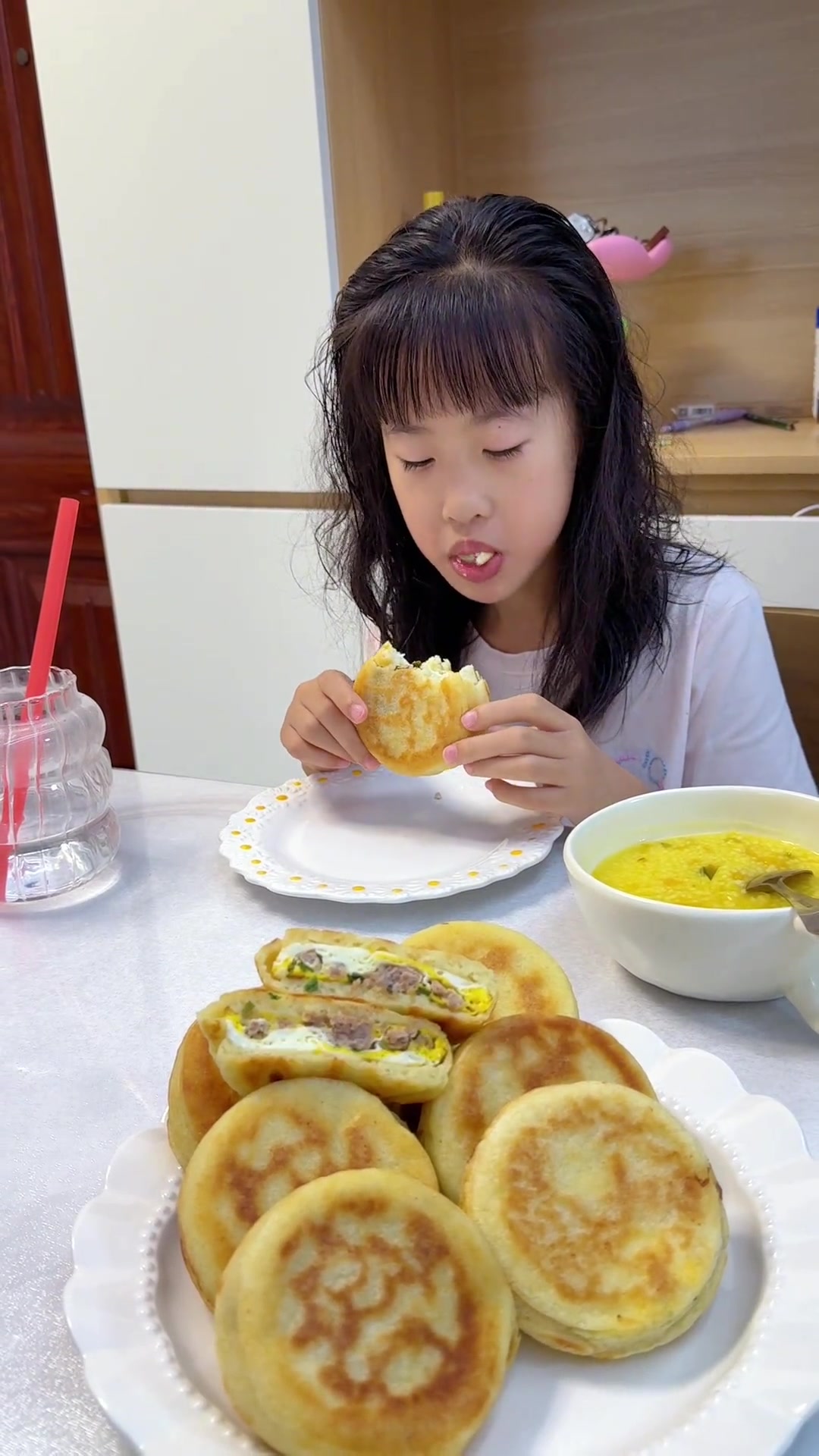 今天早餐做了孩子爱吃的鸡蛋汉堡，学会了自己在家里做