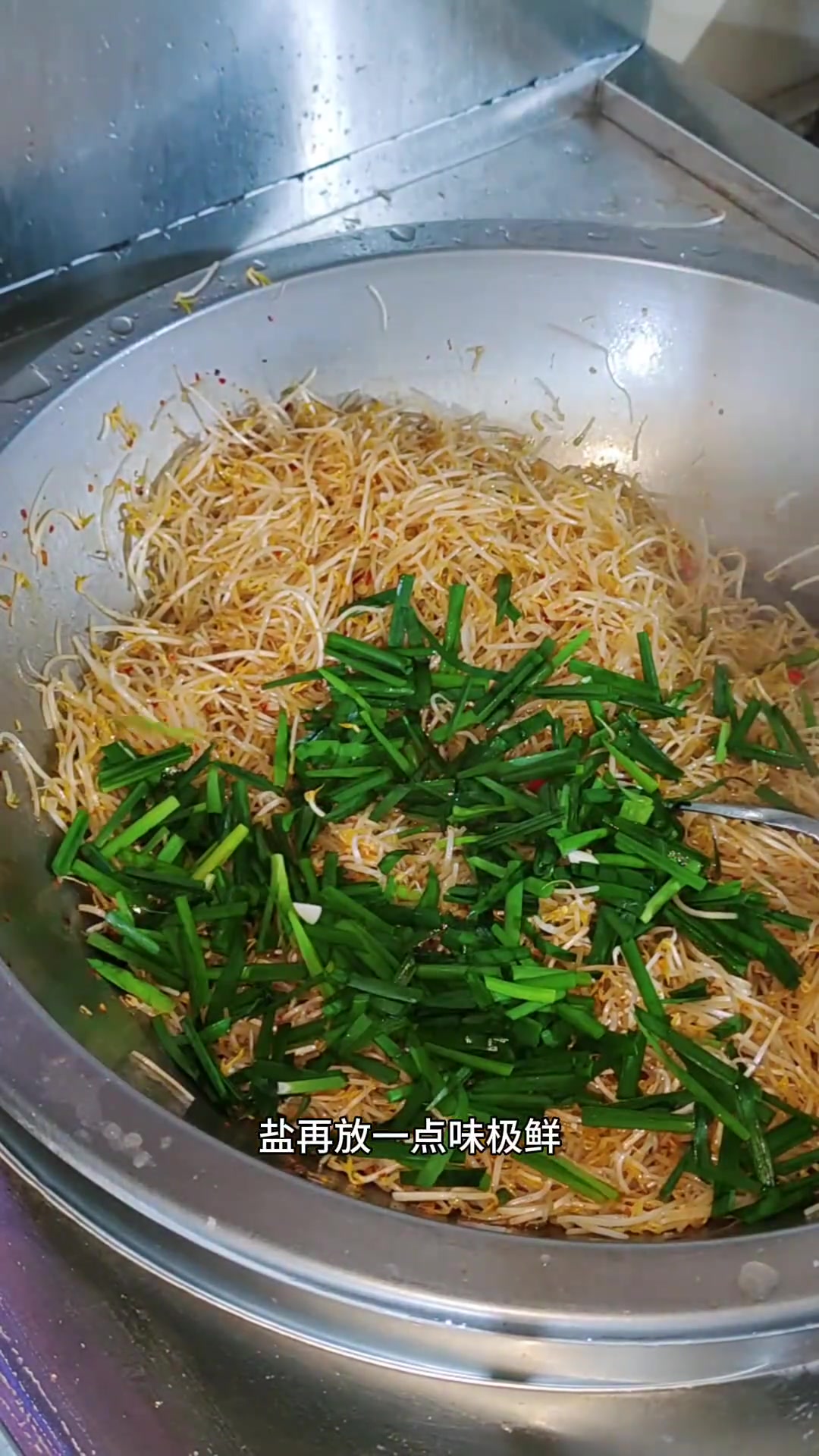 今日午餐有素炒绿豆芽和油豆腐烧肉丸
