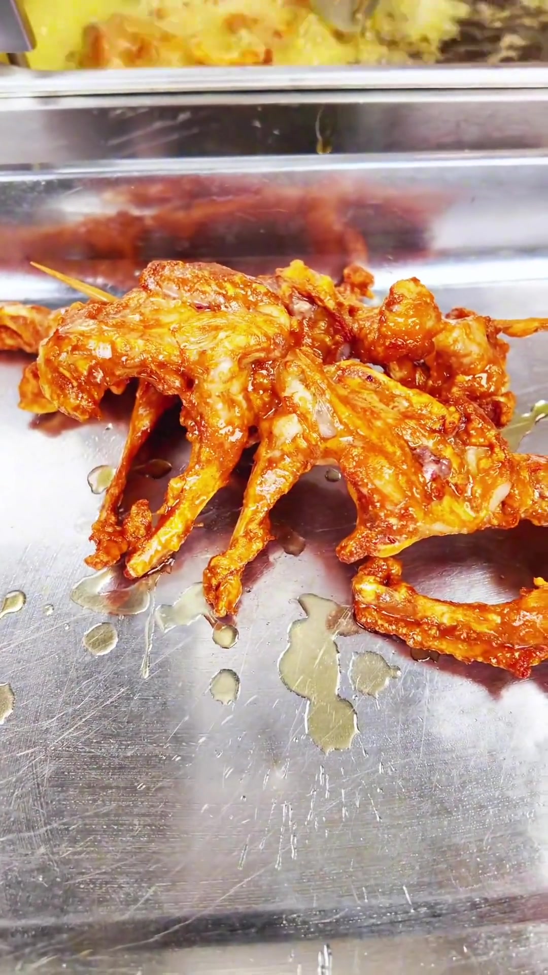 啃到满手口水！鸡锁骨成摆摊开店热门油炸小吃