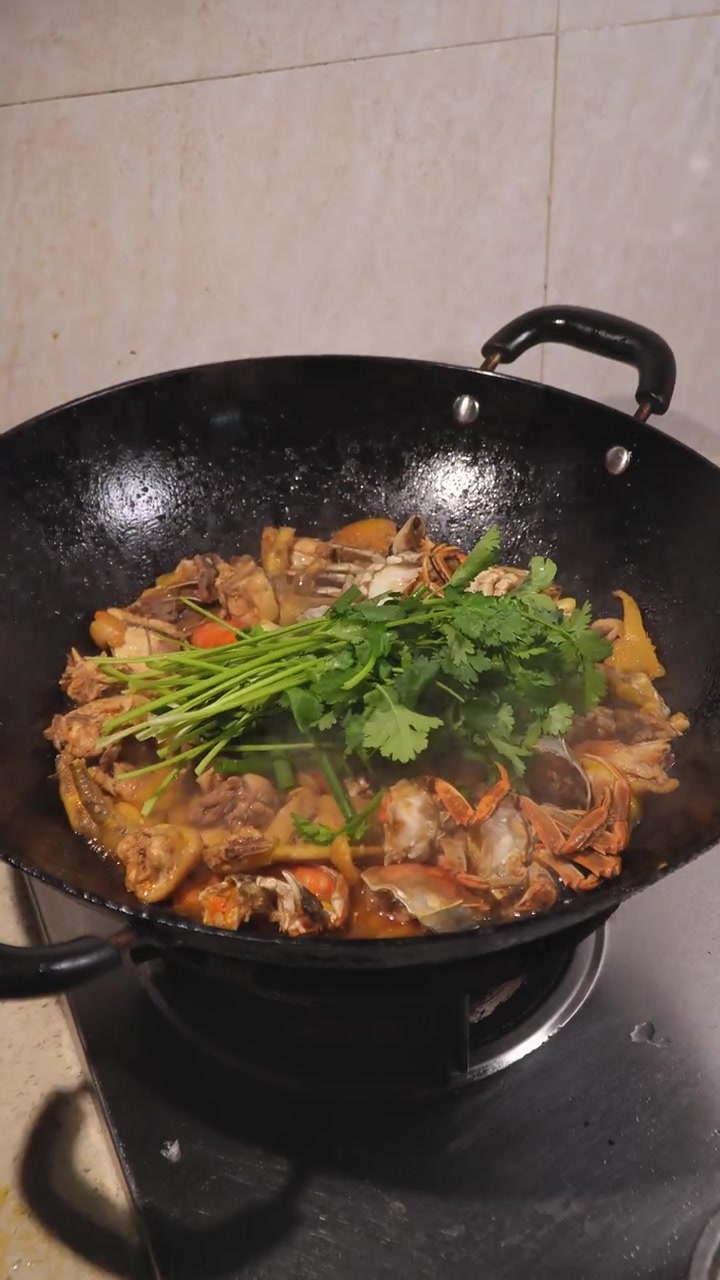 鲜香到没朋友的硬菜来了，虾蟹海鲜焖鸡