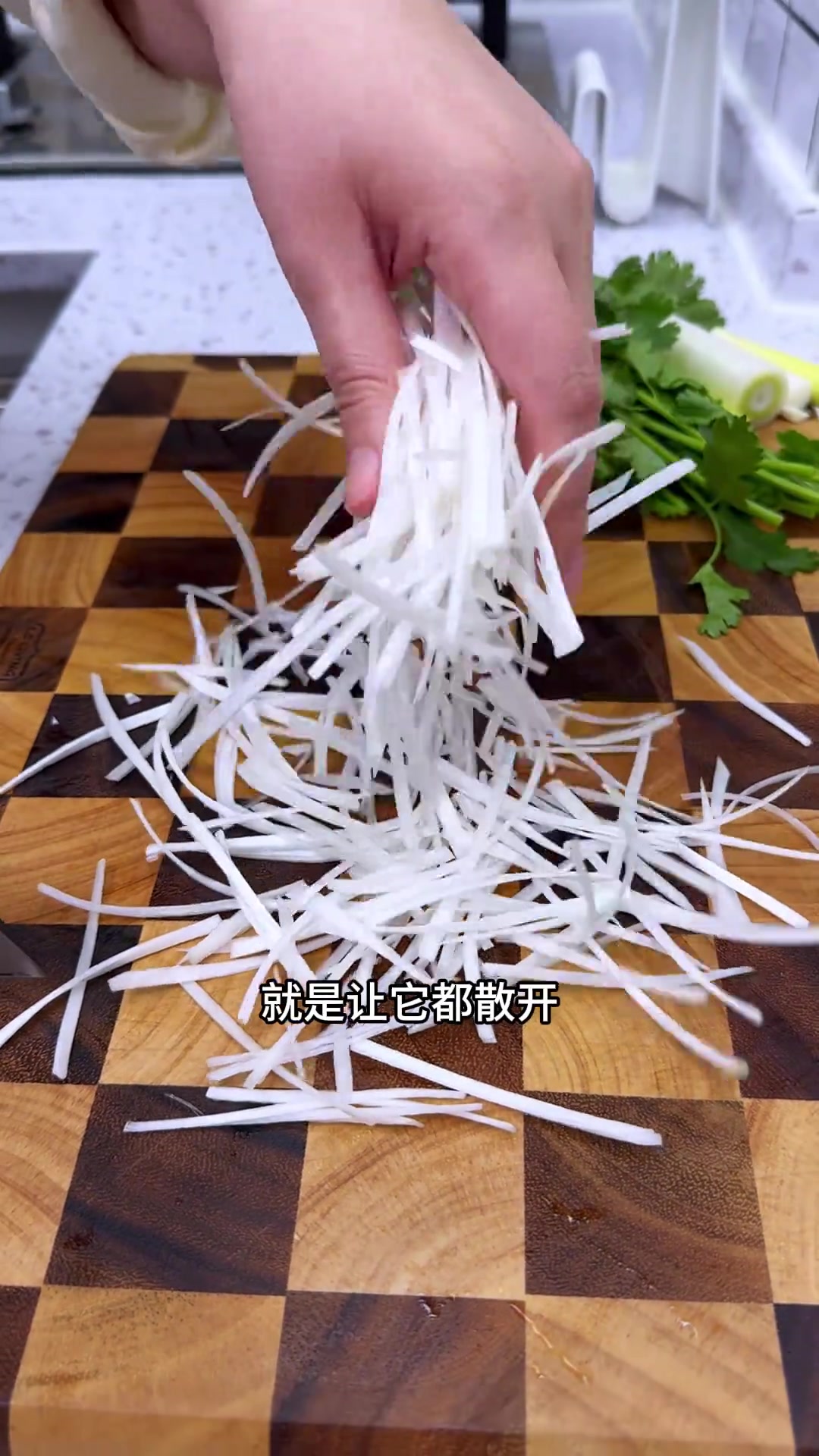 清淡饮食,京酱肉丝配黄瓜丝胡萝卜丝超赞