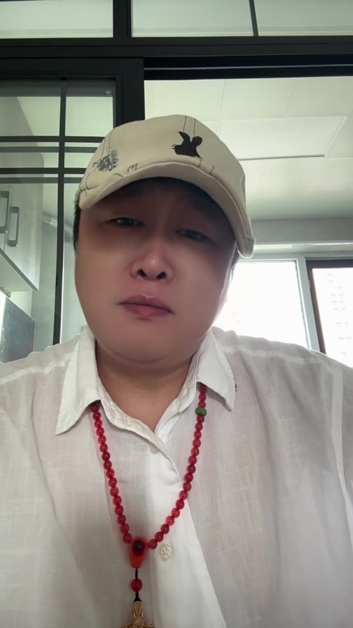 活鲫鱼包包子还不处理?别让个别行为“代表”东北菜!刷到活鲫鱼不刮鳞、不去内脏就包包子的视频