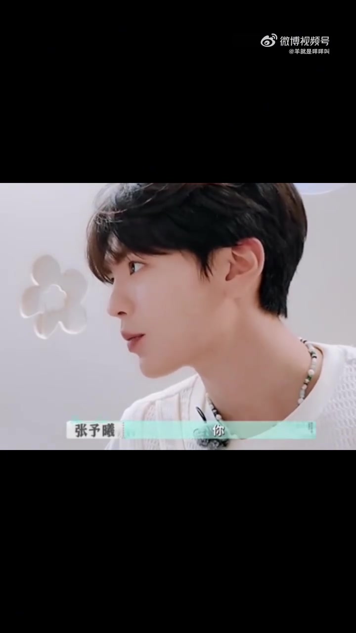 嗑的不知天地为何物了 毕雯珺:给披上吧 李佳琦:看看大家想吃什么喝什么吧 张予曦:我要奶茶