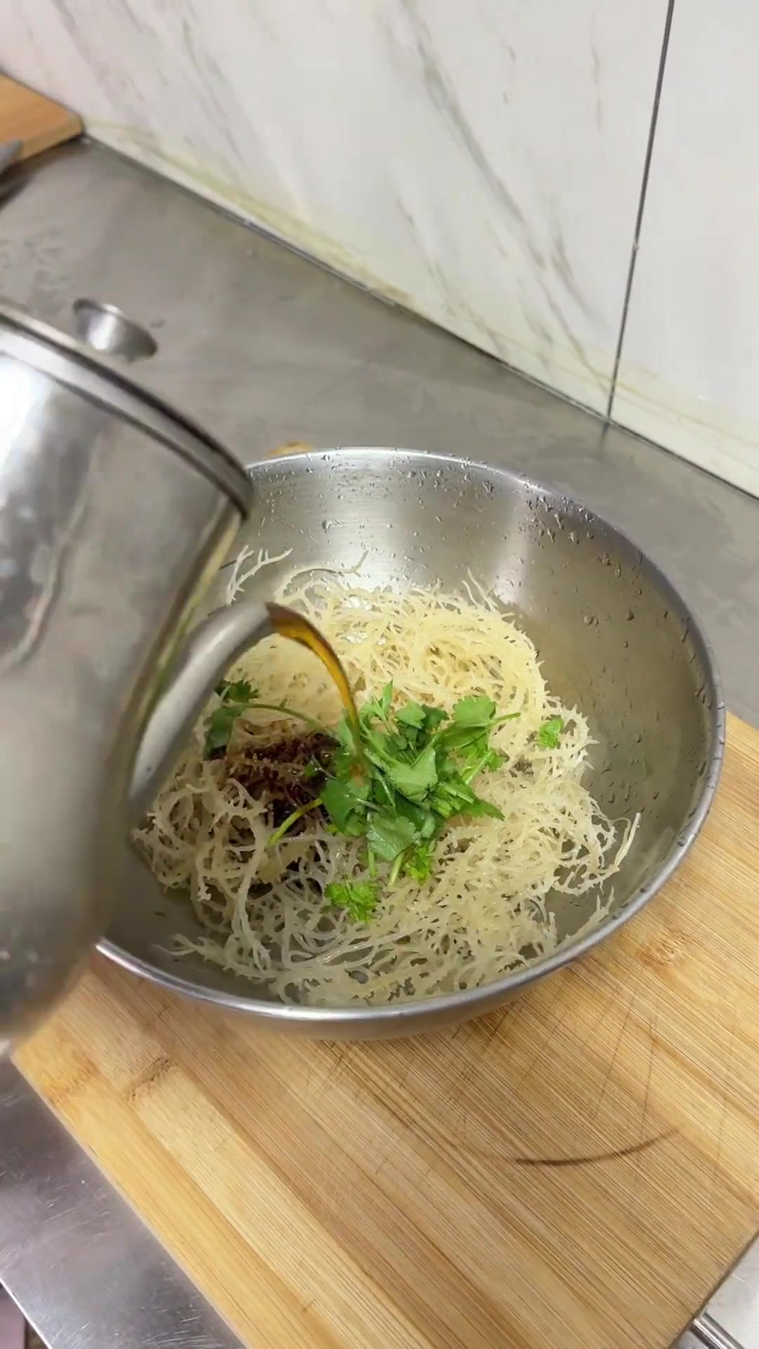 今日地锅鸡贴饼子,肉菜主食俱全,超美味!