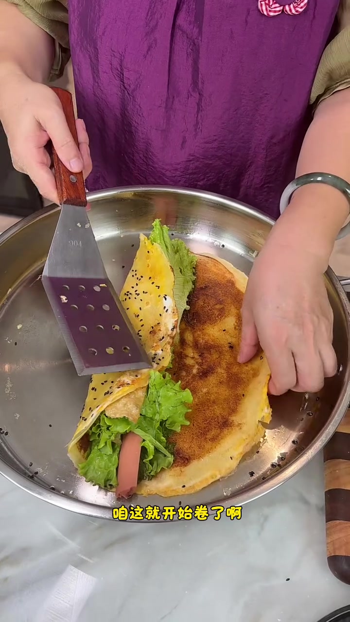 家庭版煎饼果子的详细教程来啦，早起几分钟就能做的营养早餐，再也不用出去买了