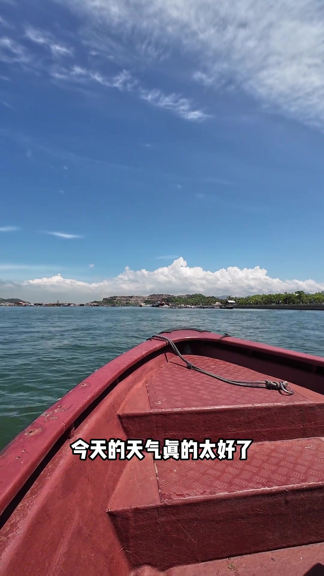 哪有小情侣约会天天都去钓鱼的啊？