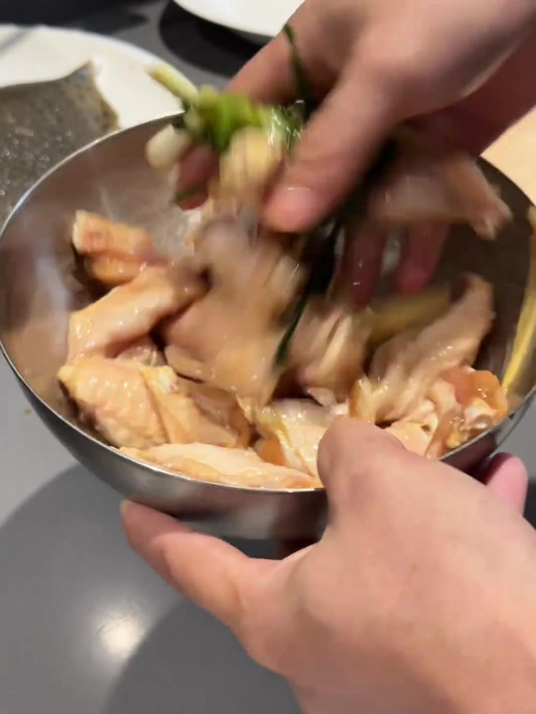 家庭煮夫今日菜单：避风塘鸡翅、清蒸多宝鱼、炒红薯叶