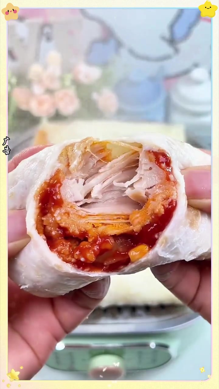 早餐包子油条吃腻了 可以试试这 皇家小虎鸡肉卷 外面是劲道爽面皮包裹酥脆的鸡肉块和玉米粒,