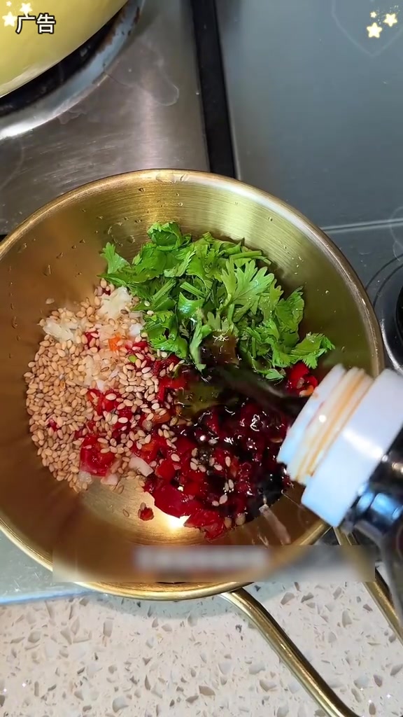 俗话说秋补羊肉冬补汤，天冷就得来一顿这又热又香的羊腿火锅，吃肉喝汤加涮菜，别提多舒坦了 天