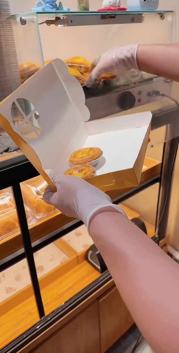 海城小夫妻蛋糕店的忙碌日常与多样美食