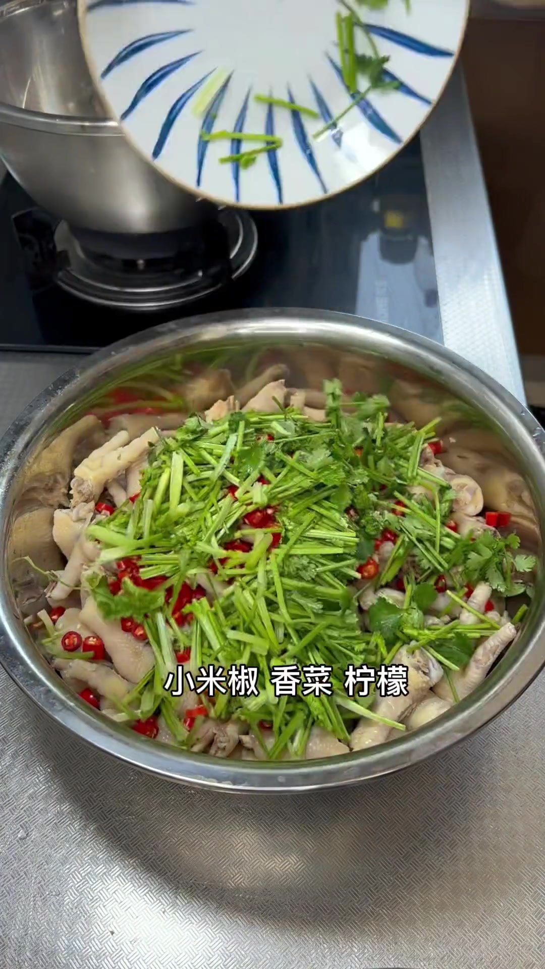 甜辣酸爽太好吃了，这两人一盆鸡爪子一会给我干没了！