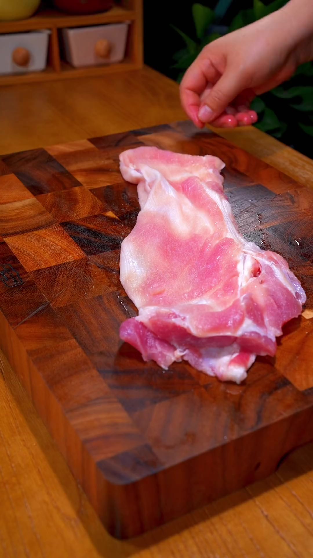 猪板筋是块很好吃的肉，用砂锅来焗，三碗米饭都不够吃！