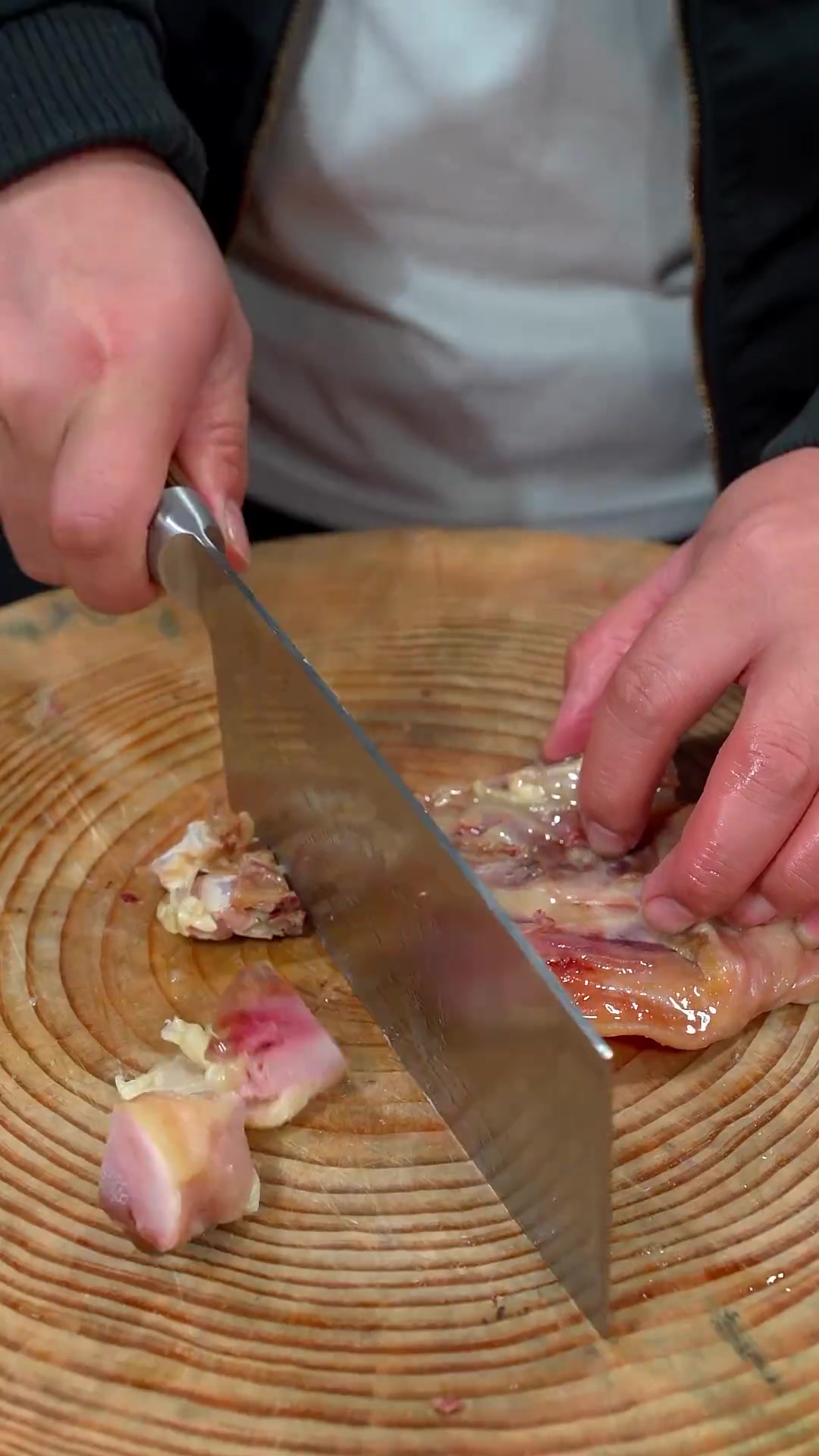 这个是湖北风干鸡,肉质紧实,腊香味十足,用它的汤汁泡饭,我都能吃上5大碗米饭