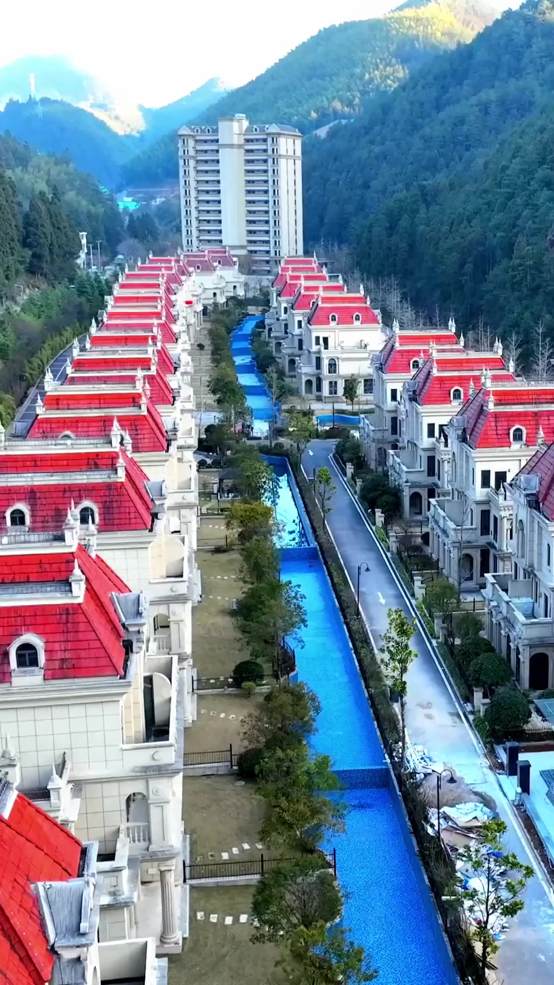 秋季旅行，文成天鹅堡度假酒店坐落于石垟森林公园，距离月姥山