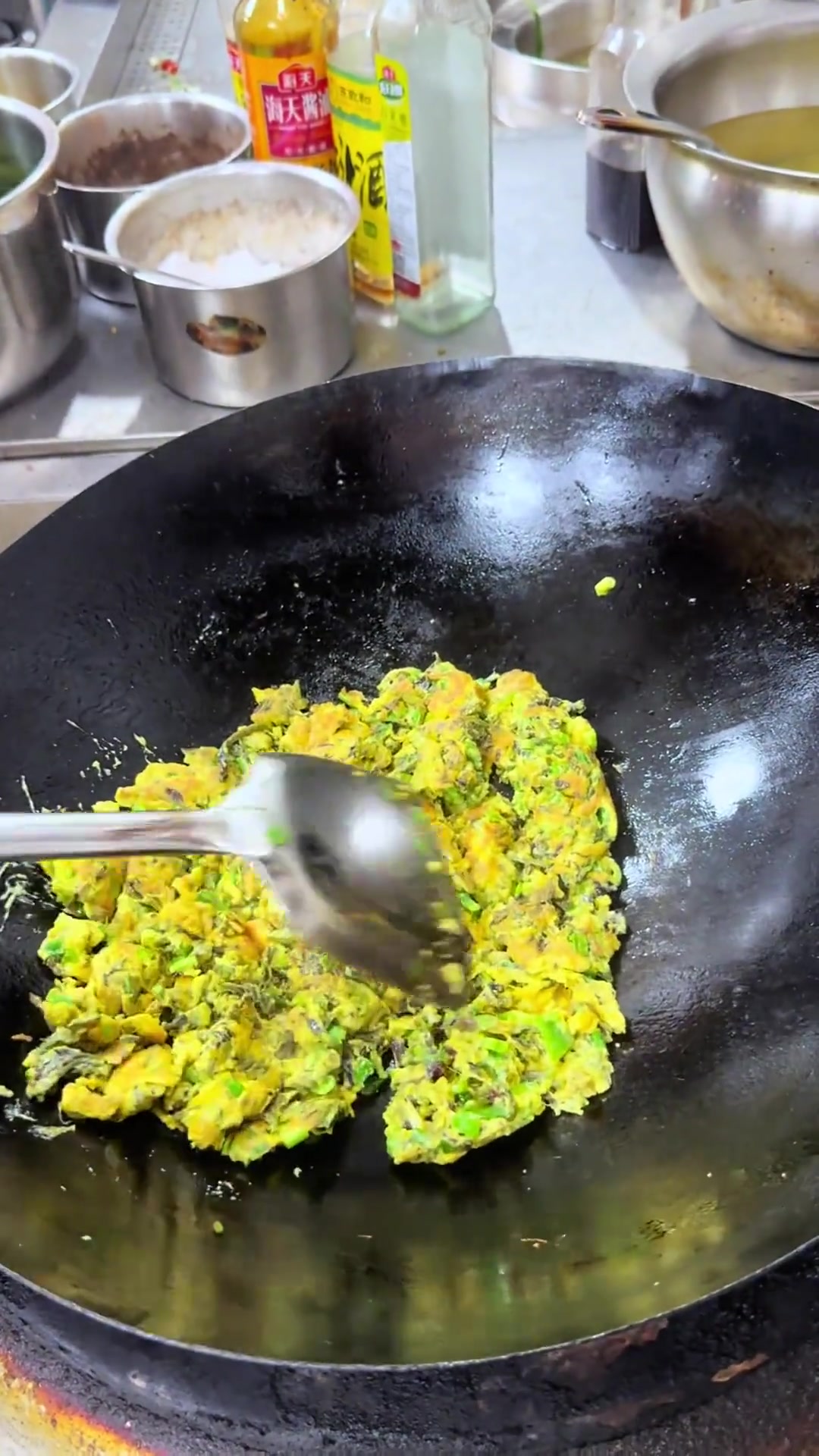 香椿炒鸡蛋。这道菜看似简单,但是真正的做好可不简单