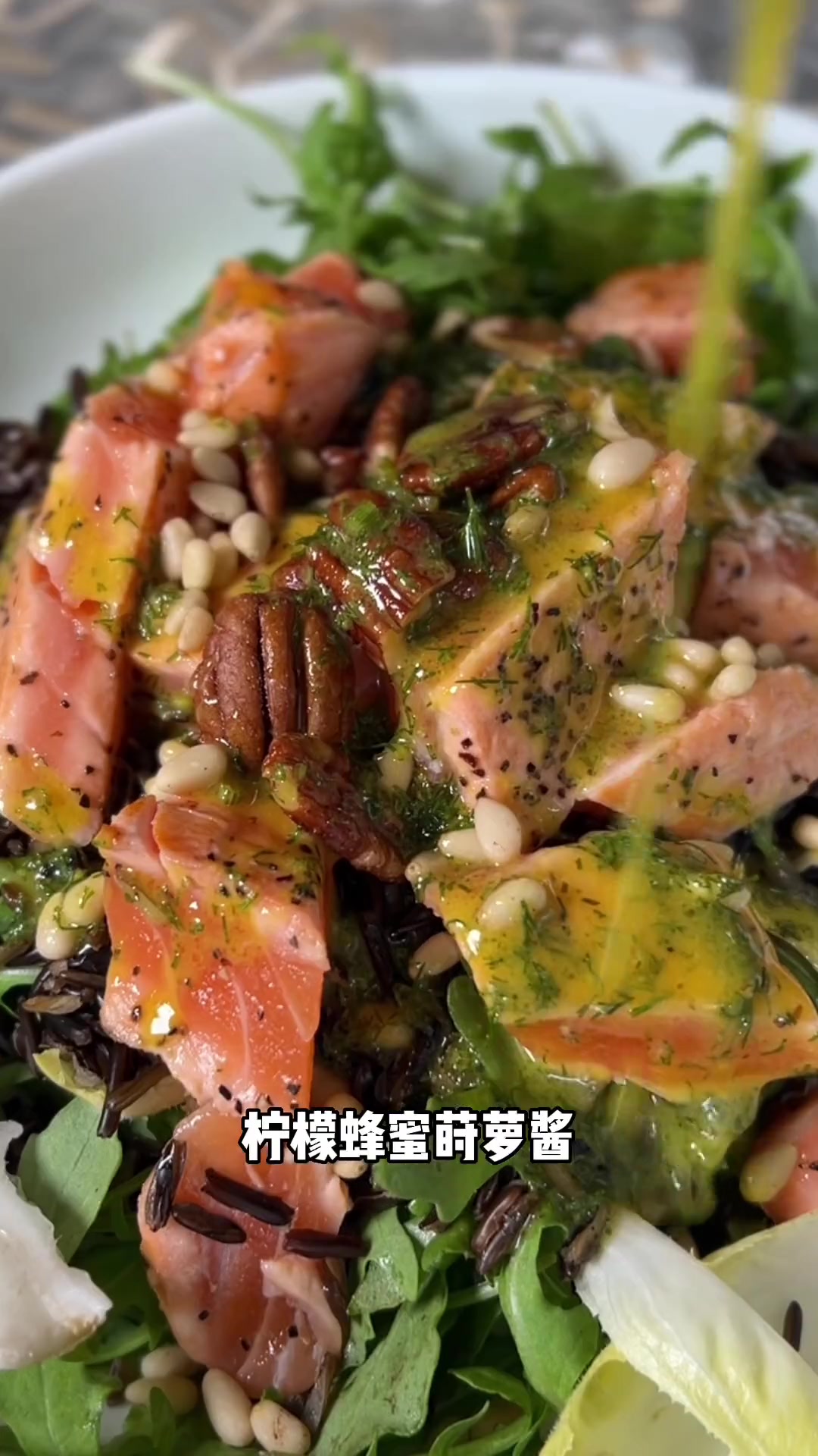 这么好吃又健康的半熟三文鱼牛油果温沙拉,怎么能错过呢?