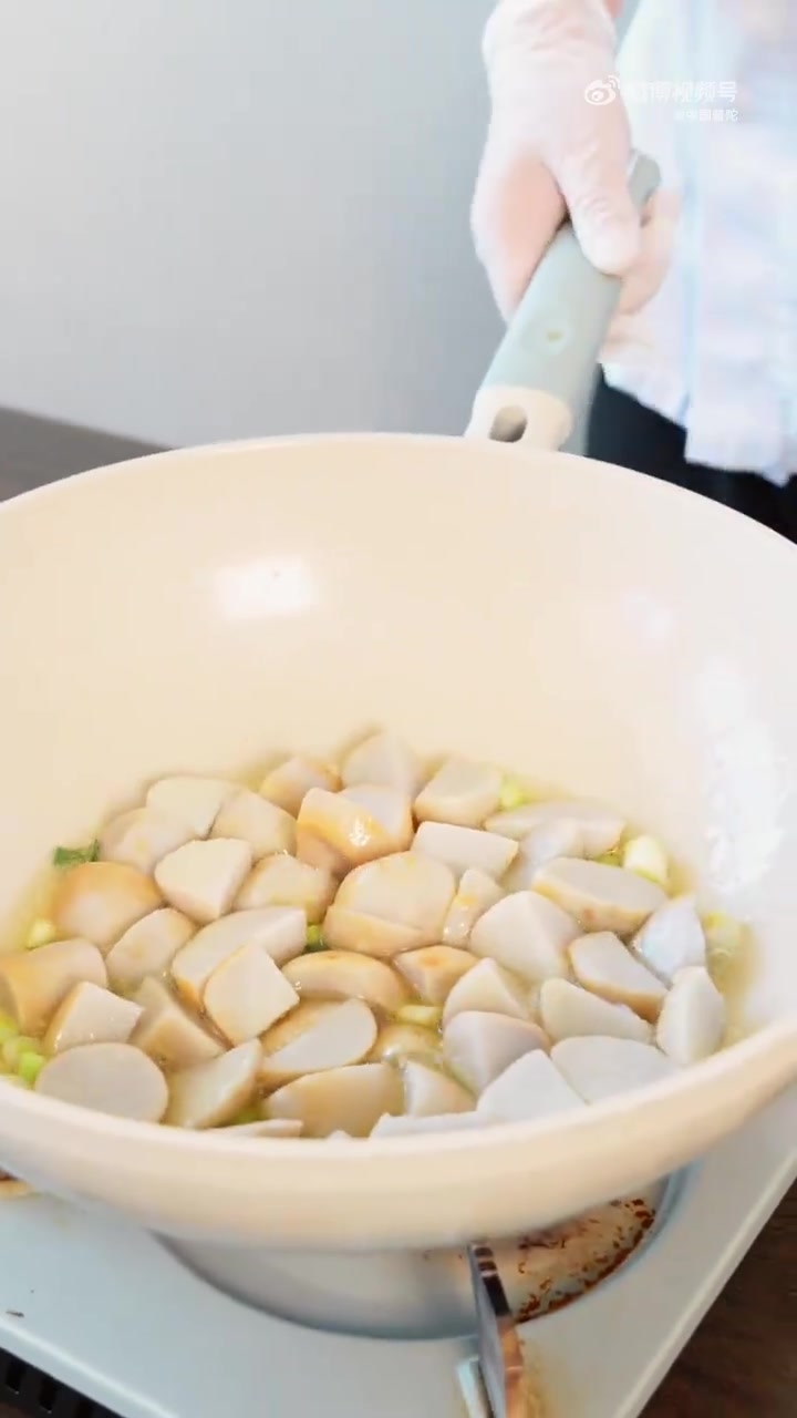  秋风吹过芋艿香,拼好饭的快乐,在家也能低成本复刻!这盘比肉还香的红烧芋艿,几块钱成本承包