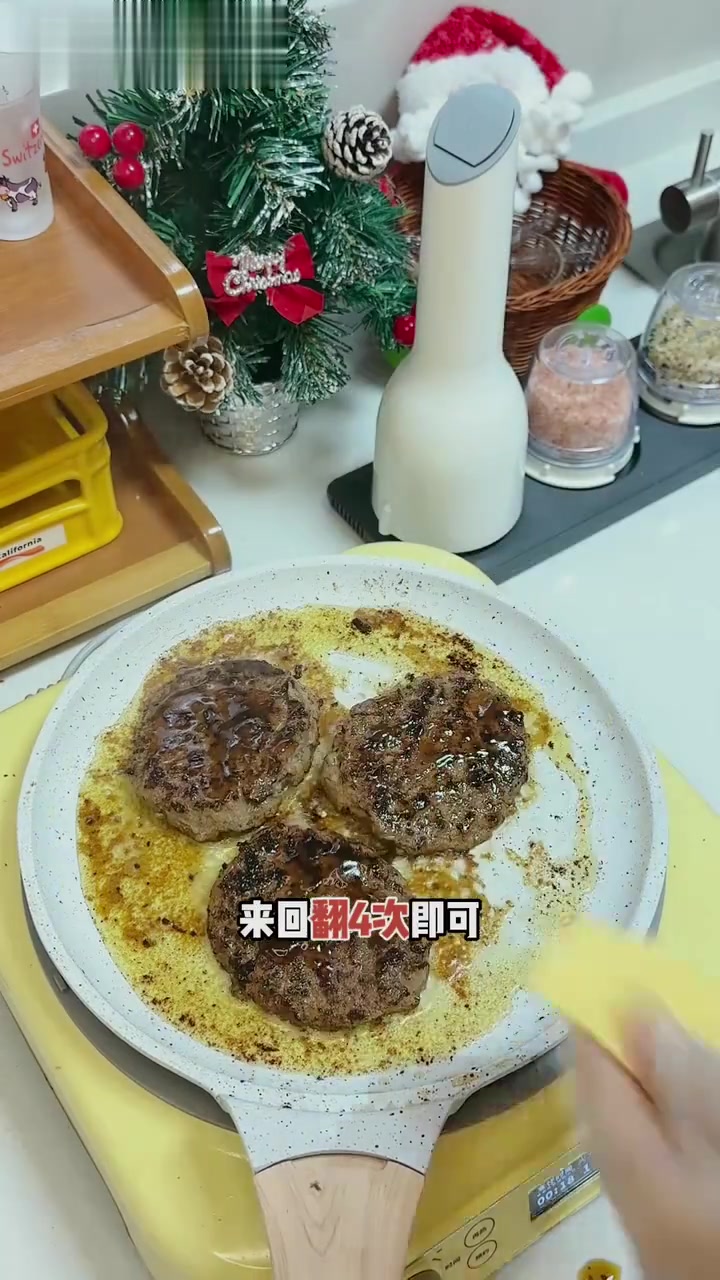 97年女生|在公司开早餐铺投喂同事当副业|上班打两份工|黑金菠萝牛肉堡