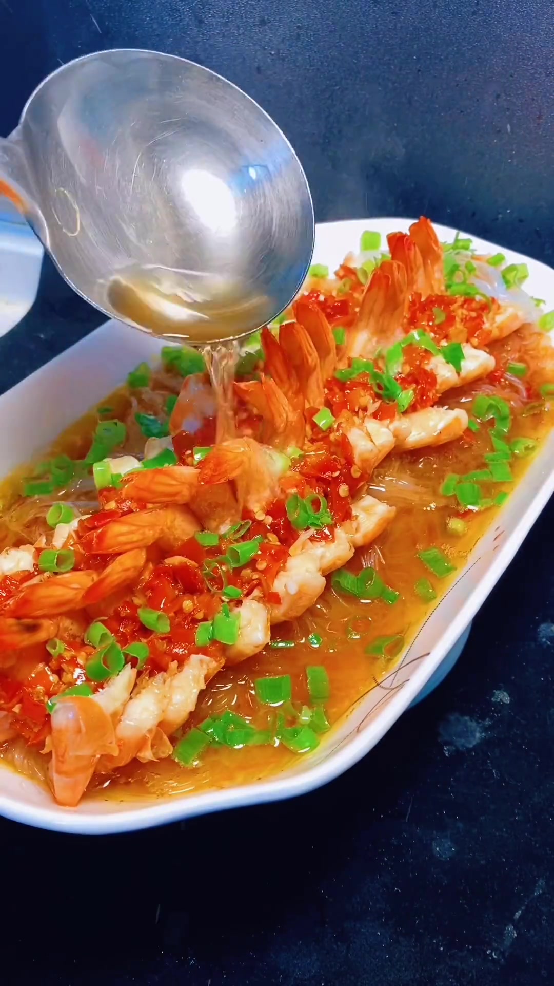 大虾新吃法!剁椒粉丝蒸大虾,简单又好吃!