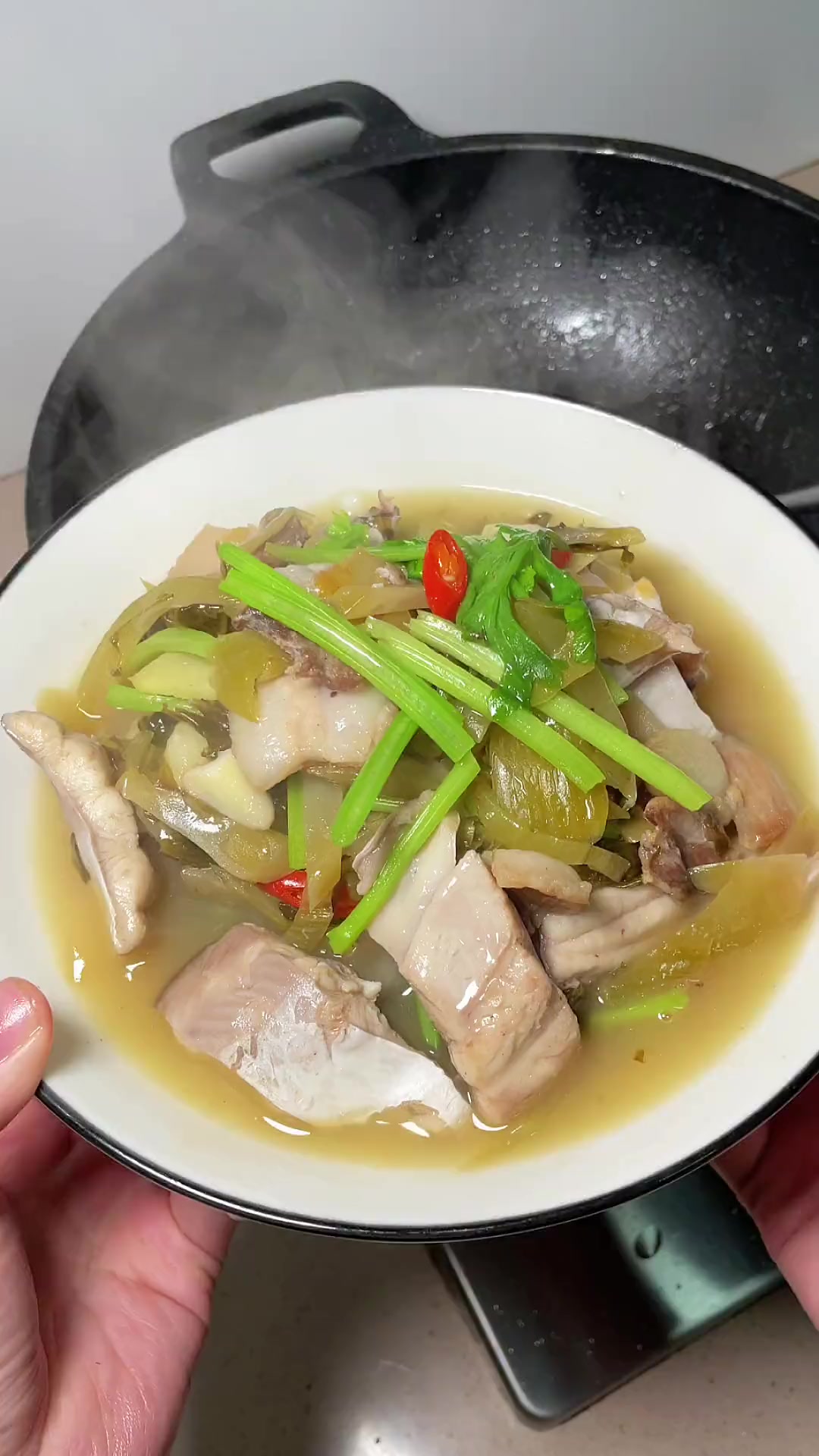 潮汕人应该都吃过这种沙鱼，沙鱼焖咸菜，肉质鲜甜，搭配咸菜下饭
