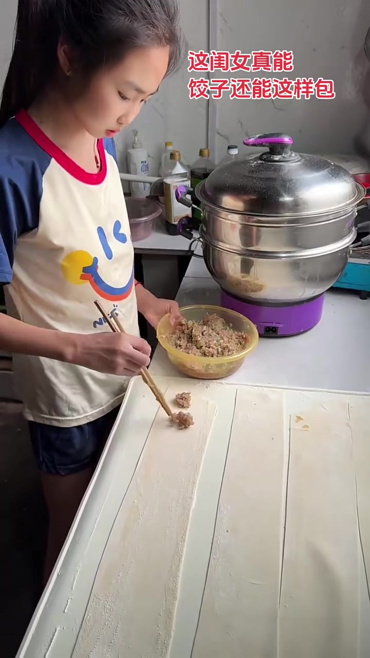 他自己在家包饺子这画面太逗了