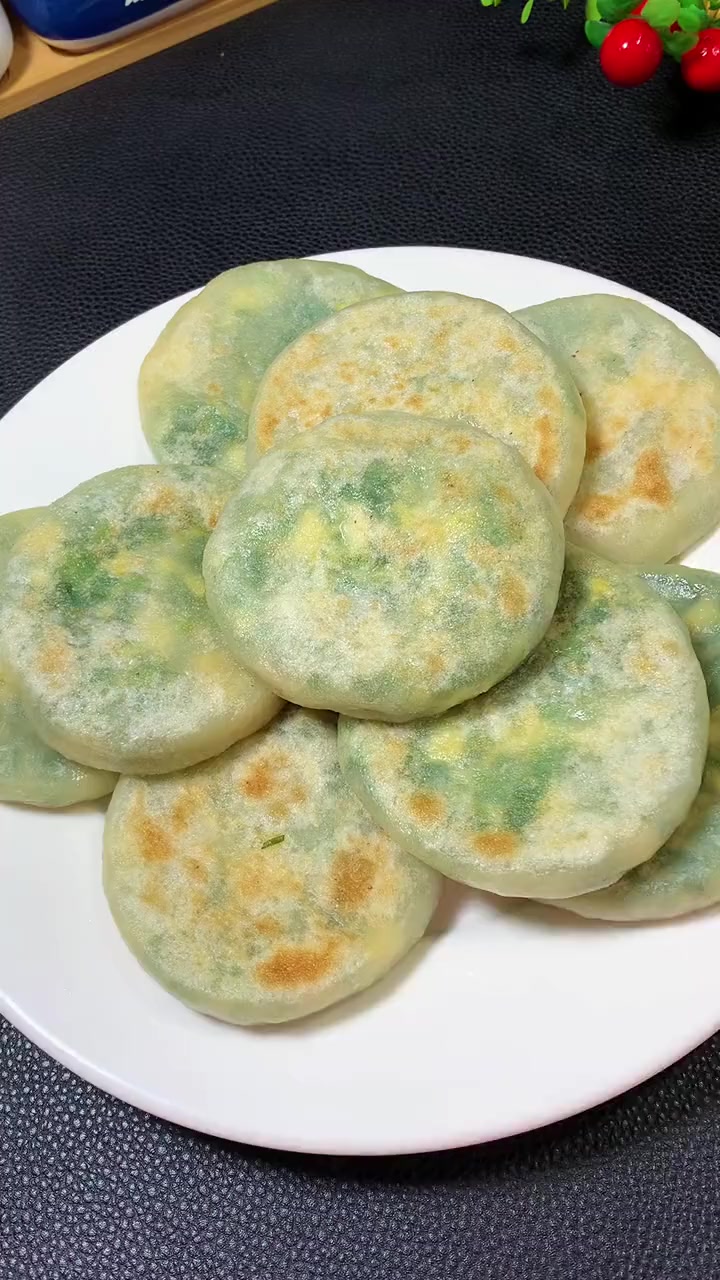 不会烙韭菜馅饼？看这做法，薄皮大馅柔软筋道！