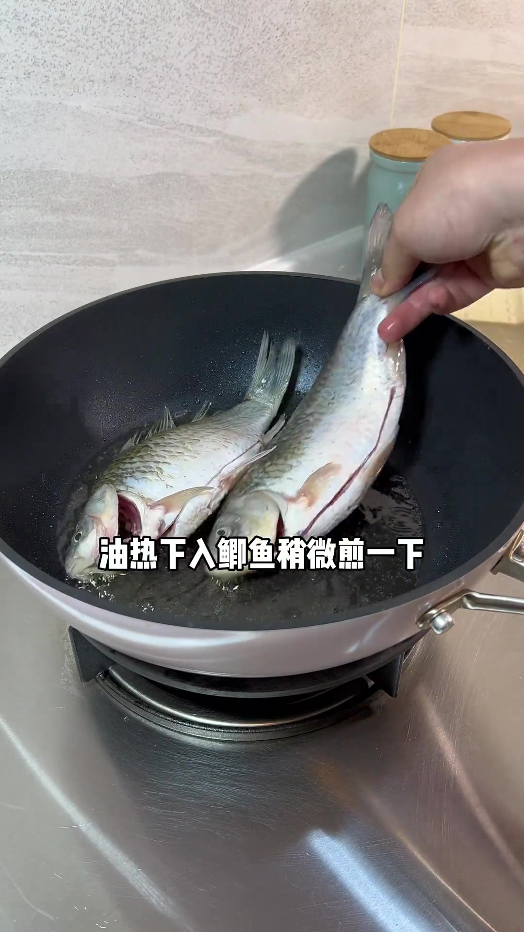 下班后,直冲菜市场花26块,回家复刻了一道云南特色菜“大理酸辣鱼”,酸辣过瘾,酸汤拌饭简直