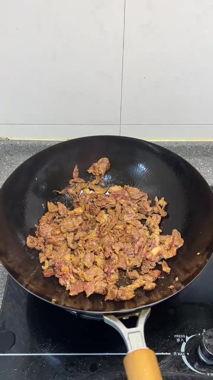 白灼鱿鱼筒,蒜薹炒肉,青椒炒茄子,银耳汤