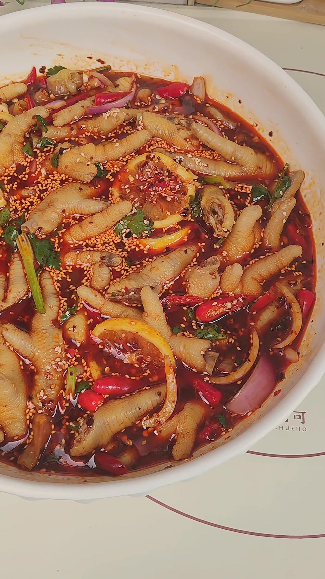 人人爱吃的柠檬泡椒鸡爪做法,好吃到吮指!