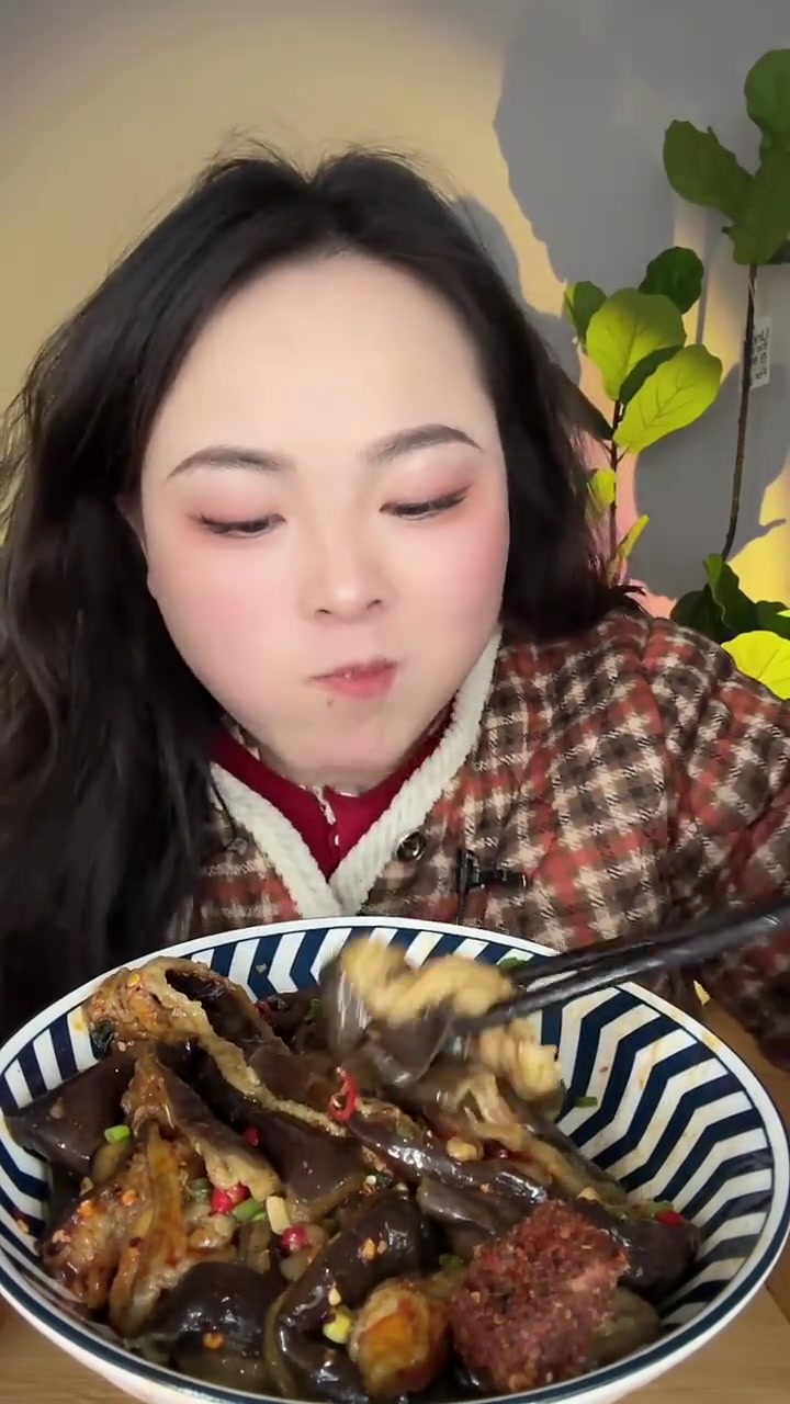 来啦,吃饭咯,这茄子烤的、炸的、炒的、蒸的都好吃