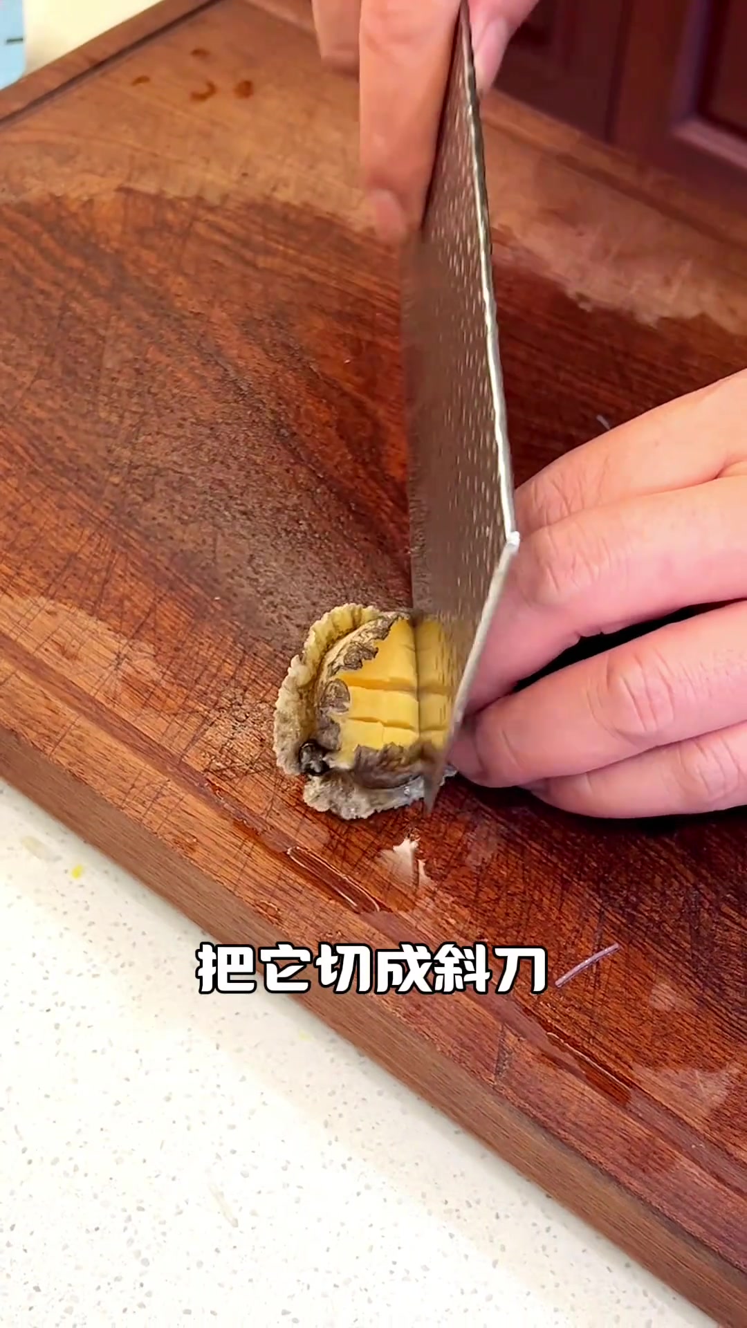 鲍鱼要做好吃,蒜蓉要熬的香,鲍鱼要入味,你看我怎么做