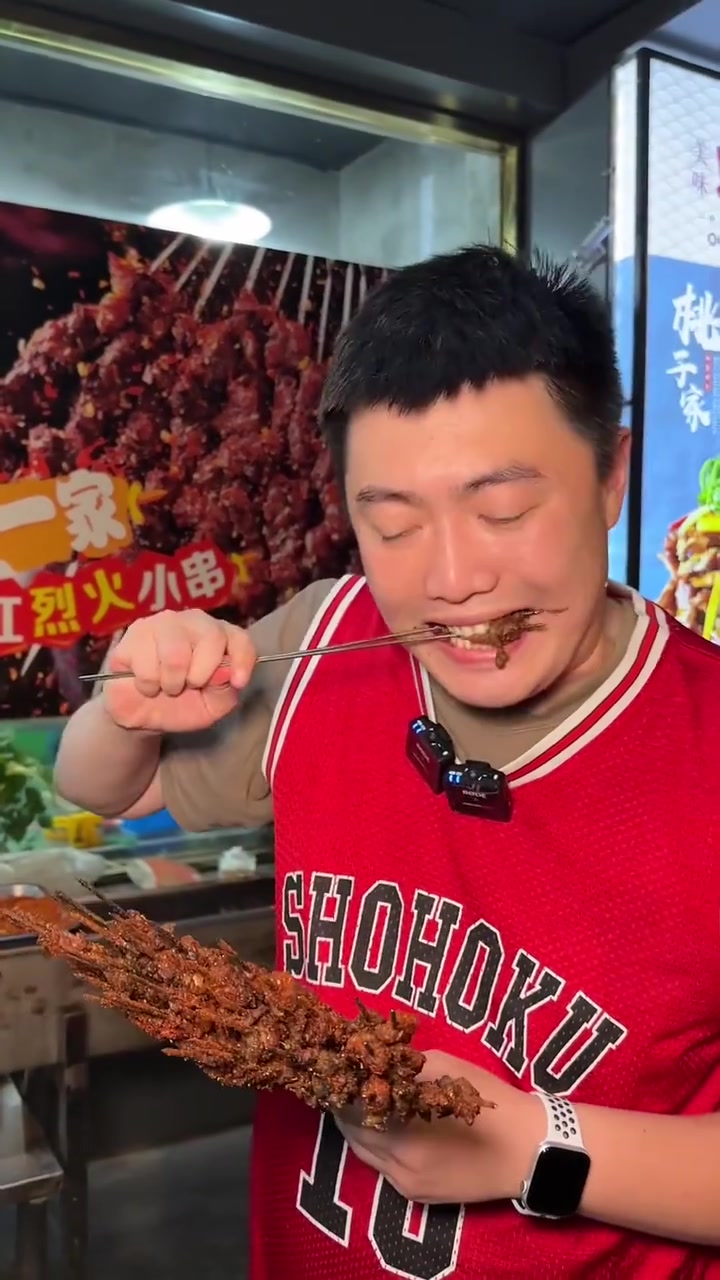 街头偶遇烈火牛肉小串,烤法新奇且美味!