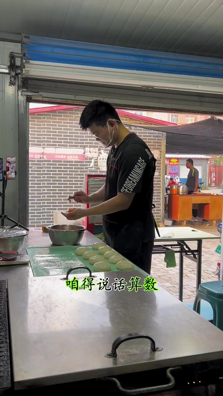 一个人的早餐店,今天只卖了3个饼,就是为了一个许诺