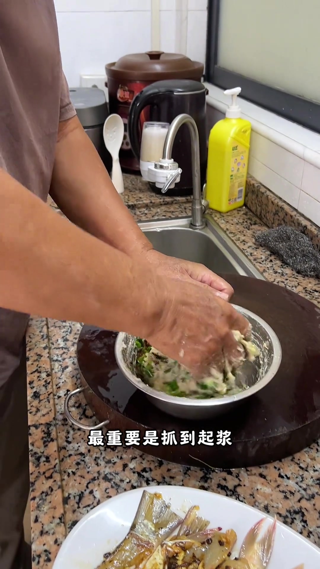买两条鲮鱼,一鱼两食,豉汁蒸鱼骨腩与生菜鲮鱼球