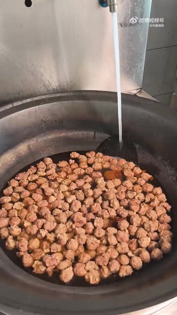 谁能拒绝 的牛肉丸子面！双份肉加满，红油裹着面条超够味……又香又实在，这碗面的含金量谁懂啊