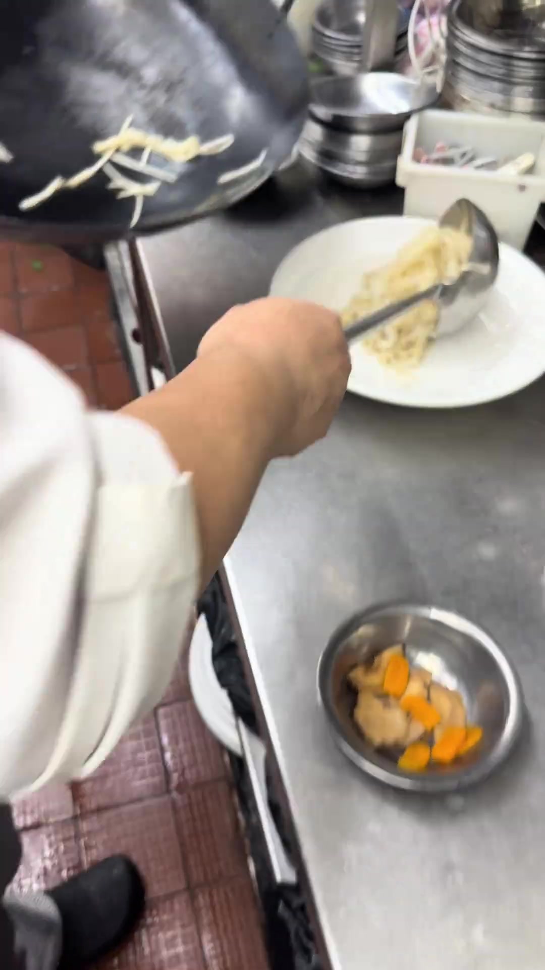 菜远炒牛河不同于干炒牛河,俗称湿炒牛河,讲究埋芡功夫