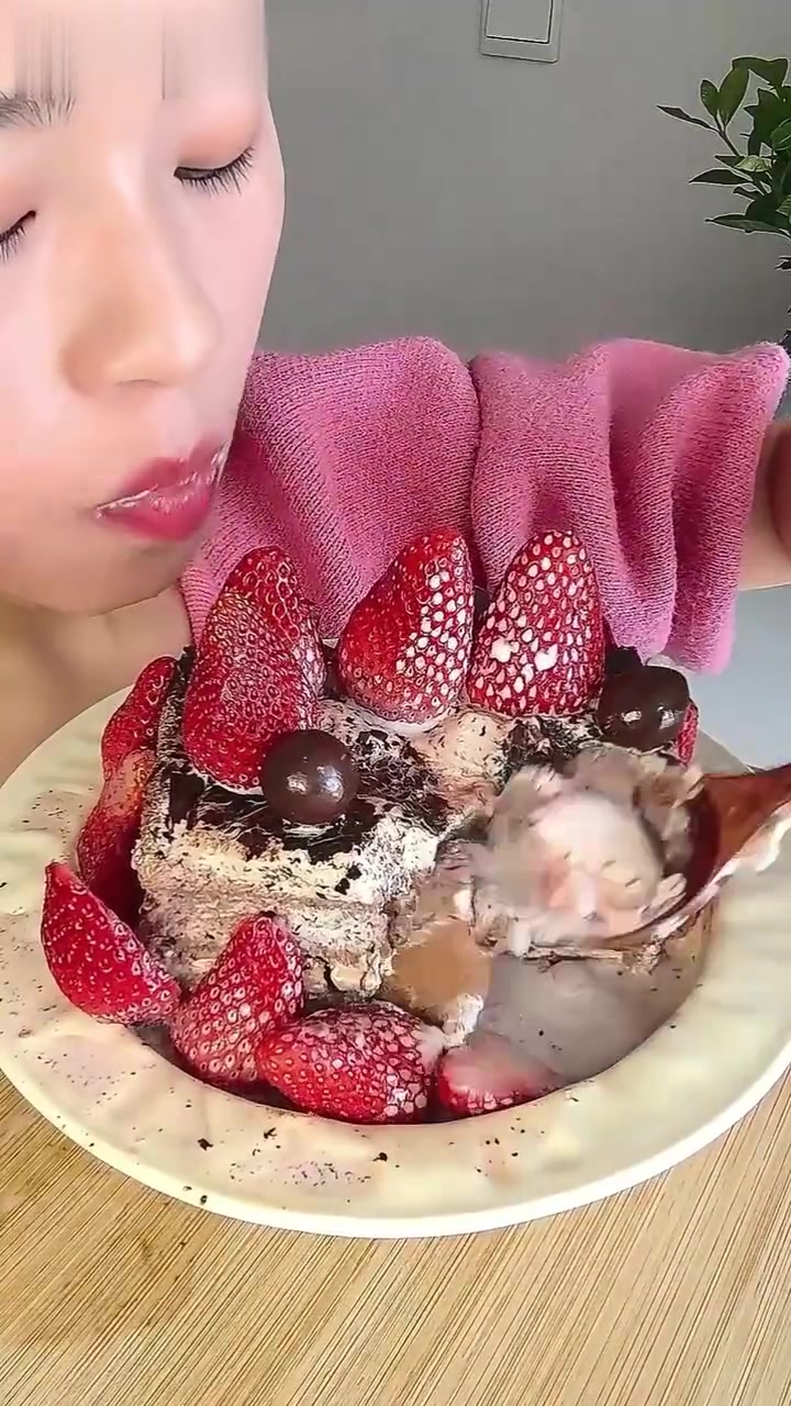 一勺挖出三种快乐!黑森林蛋糕+牛奶+草莓