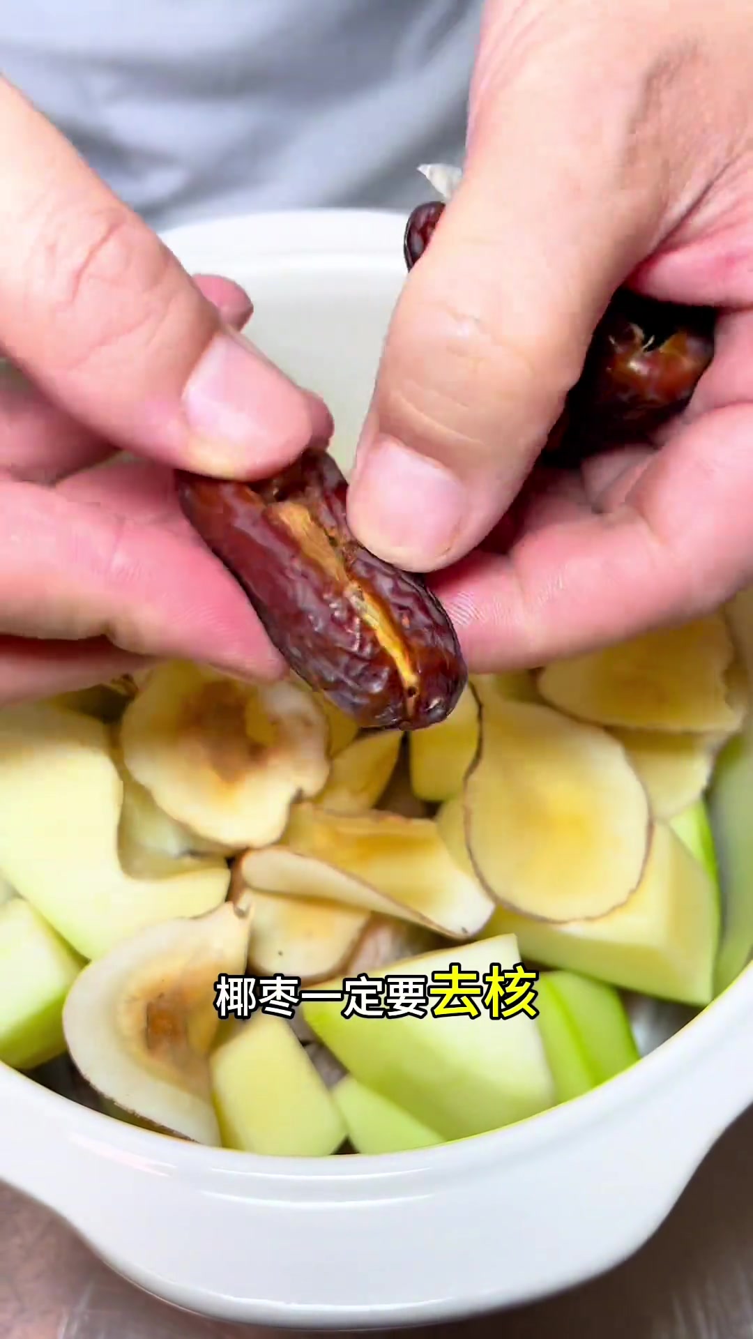 “双椰木瓜炖老鸡”汤甜绵鲜,一家人的至爱