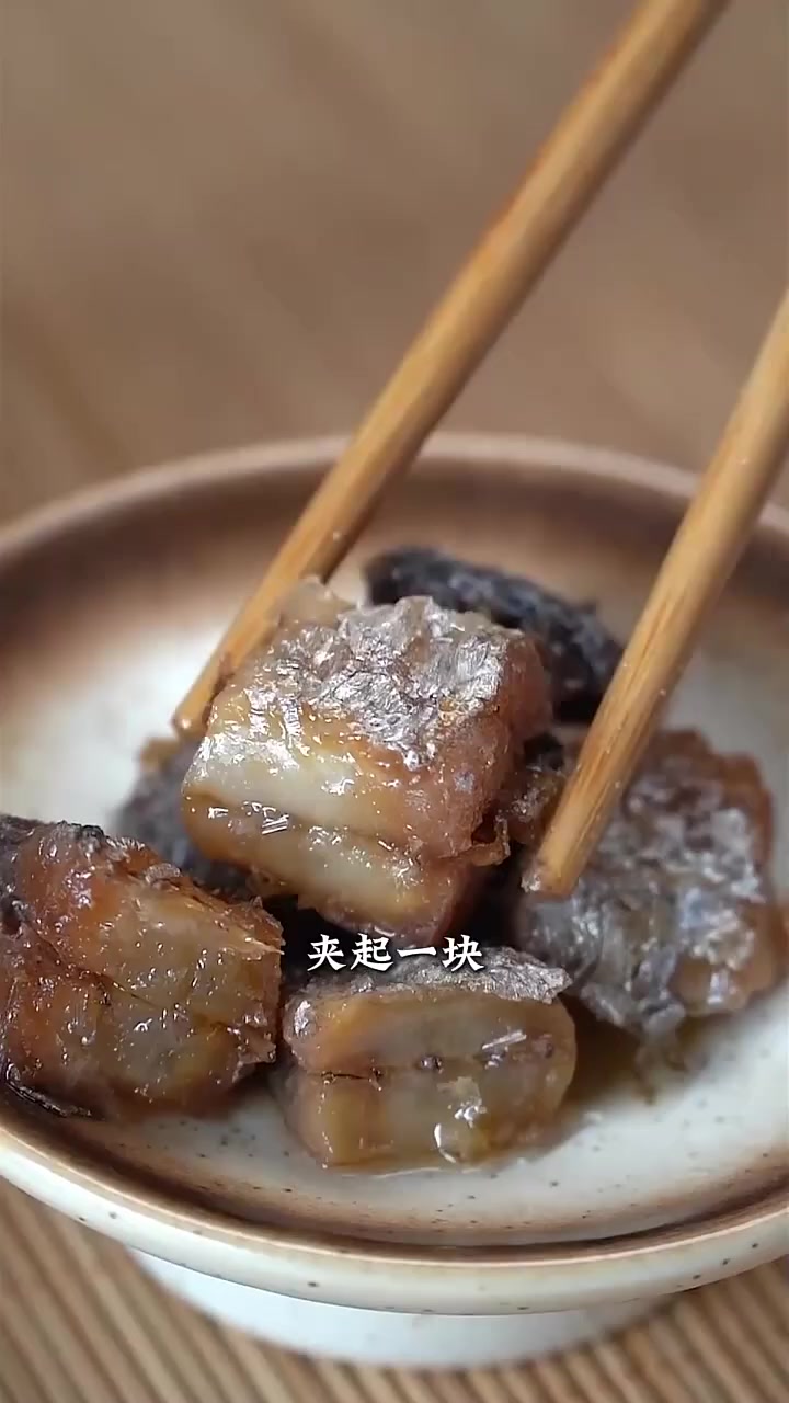 潮汕人是无法拒绝油浸咸带鱼,配粥一流!比较老的吃法