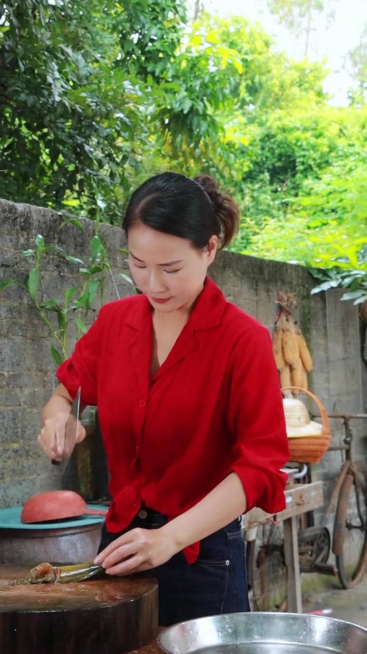 下大雨鱼头满水了,跑了好多鱼出来田里,今天去捉了十几斤的塘角鱼拿回来整个清蒸塘角鱼