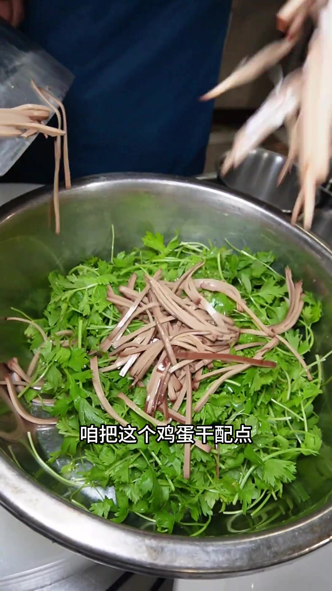 芹菜苗调鸡蛋干,清脆爽口芹香味足的养生小凉菜